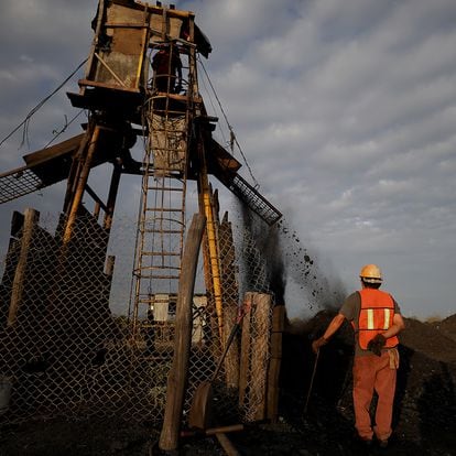 SABINAS, COAHUILA, MÉXICO. 12/08/2022. Trabajadores de una mina recolectan el carbón durante una jornada de trabajo en la localidad de Agujita, Sabinas, Coahuila. El País/Antonio Ojeda. 