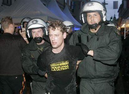 Agentes de la Policía austríaca en el momento de una detención