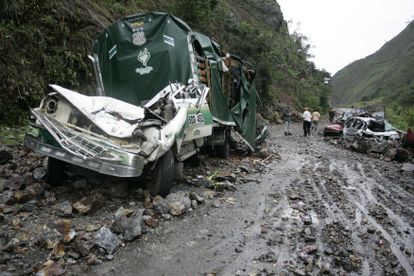 Vehículos dañados por un terremoto a lo largo de la carretera en Quetame, al sureste de Bogotá, el domingo 25 de mayo de 2008.