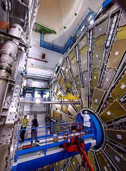 Acelerador LHC (en azul) en un segmento dentro de un detector.