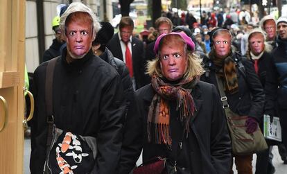 Gente con máscaras de Donald Trump en el desfile por el Día de los Inocentes, el 1 de abril en Nueva York.