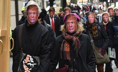 Gente con m&aacute;scaras de Donald Trump en el desfile por el D&iacute;a de los Inocentes, el 1 de abril en Nueva York. 