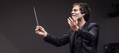 El maestro Josep Vicent dirigiendo la Orquesta Sinf&oacute;nica Nacional de Chile.