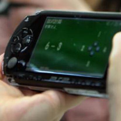 Una mujer japonesa juega a la PSP