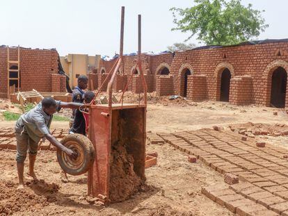Una construcción colaborativa en Kaya, Burkina Faso.