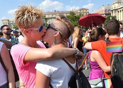 Dos manifestantes lesbianas se besan durante la manifestación del Orgullo.