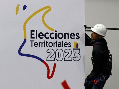 Un trabajador prepara un puesto de votación el 27 de octubre, en Bogotá (Colombia).