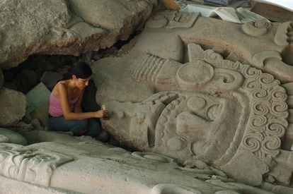 El monolito del Tlaltecuhtli, cuando fue encontrado en la Ciudad de México.