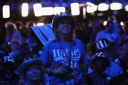 Una simpatizante de Hillary Clinton se alza en pie mientras escucha el discurso. Unos 50.000 simpatizantes del Partido Demócrata de EEUU han asistido a la Convención Nacional Demócrata en Filadelfia, Pensilvania, EEUU.
