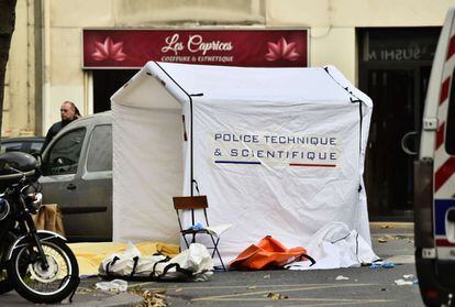 La policía científica trabaja en las labores de investigación en una de las zonas de París en las que se han perpetrado los ataques terroristas.
