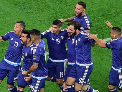 Los jugadores de Argentina celebran el primer gol ante EE.UU. 