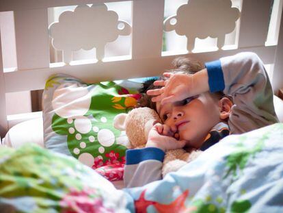Niño con problemas de sueño causados por el cambio horario