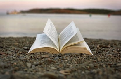 Los índices de lectura aumentan en verano, aunque a menudo no resulta sencillo leer en la playa.