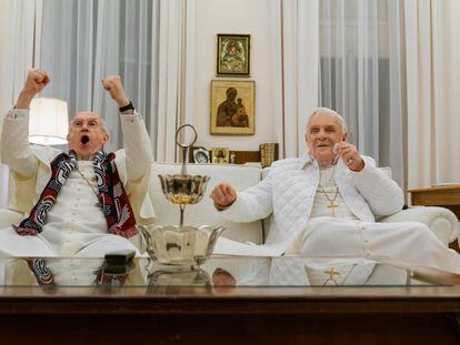 Bergoglio (Jonathan Pryce) y el papa Benedicto (Anthony Hopkins), en una imagen de 'Los dos papas'.
