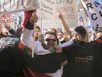 La huelga de médicos de noviembre propició imágenes sorprendentes como un cuerpo a cuerpo con los ‘mossos’.