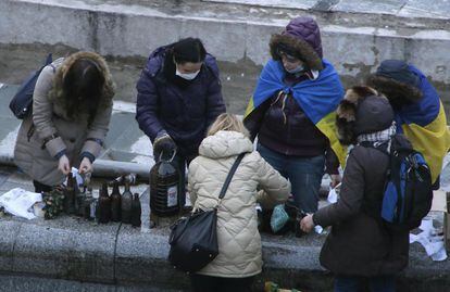 Unas mujeres preparan cocteles molotov en la plaza de la Independencia en Kiev, 19 de febrero de 2014.