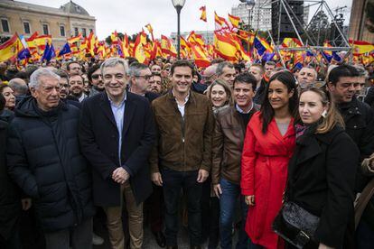 Desde la izquierda: Mario Vargas Llosa, Luis Garicano, Albert Rivera, Manuel Valls y Begoña Villacís, en la manifestación de la plaza de Colón (Madrid).