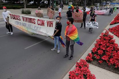 Miembros de la organización VIHVE Libre marchan en Paseo de la Reforma, en Ciudad de México, con motivo del Día Mundial de la Lucha contra el SIDA.