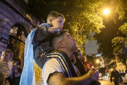 Muchos simpatizantes de Fernández acudieron con sus hijos a la puerta del departamento que ocupa en Buenos Aires.