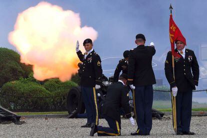 Soldados estadounidenses disparan una salva durante un cambio de mando para el general surcoreano Kim Byung-Joo, nuevo comandante adjunto del Comando de las Fuerzas Combinadas de la República de Corea y los Estados Unidos, en la base estadounidense en Seúl (Corea del Sur).