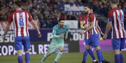 El delantero argentino del FC Barcelona Leo Messi celebra su gol, segundo del equipo frente al Atl&eacute;tico de Madrid, durante el partido de ida de la semifinal de la Copa del Rey en el estadio Vicente Calder&oacute;n, en Madrid.