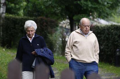 Pujol pasea el pasado mi&eacute;rcoles con su esposa, Marta Ferrusola, por Queralbs (Girona). 