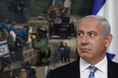 Benjamin Netanyahuvisita los cuarteles de la policía en Jerusalén el día después del inicio del alto el fuego.