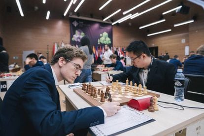Inicio de la partida Antón-Yi Wei, hoy en Janti Mansiisk (Rusia)