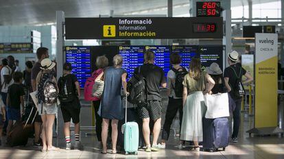 Un grup de viatgers a la terminal 1 de l'aeroport del Prat a Barcelona.