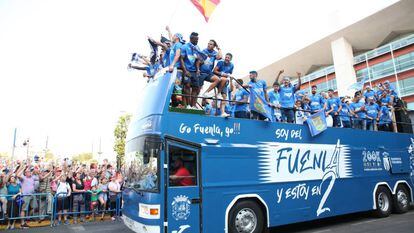 Aficionados del Fuenlabrada celebran el ascenso del club a Segunda División 