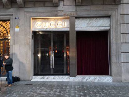 La fachada de Gucci, con una cortina roja en el escaparate reventado en el alunizaje.