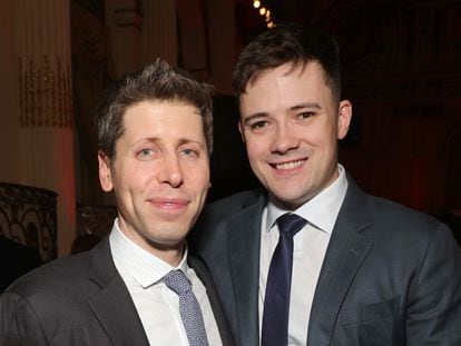 Sam Altman y Oliver Mulherin (a la derecha) en la fiesta anual de la revista 'Time' celebrada en el hotel Plaza de Nueva York, el 12 de diciembre de 2023.
