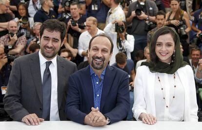 El director iran&iacute; Asghar Farhadi (centro) junto a la actriz Taraneh Alidoosti y el actor Shahab Hosseini, ayer en Cannes.