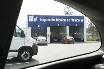 Veh&iacute;culos se someten a la inspecci&oacute;n en  Santiago.