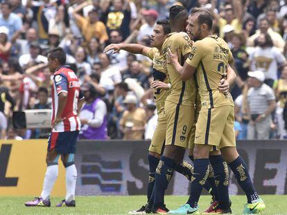 Los jugadores de Pumas celebran la victoria contra Chivas