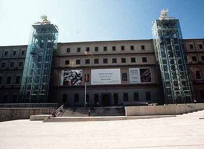 Ascensores exteriores en la fachada del Museo Reina Sofía.