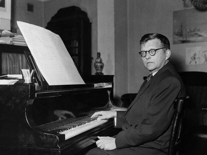 El compositor ruso Dmitri Shostak&oacute;vich, al piano en su casa a principios de los a&ntilde;os cincuenta.