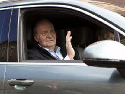 El Rey Juan Carlos saluda a su salida de la cl&iacute;nica La Milagrosa, tras recibir el alta hospitalaria. EFE/Zipi.