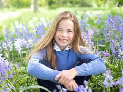 Carlota de Cambridge, en la tercera de las imágenes publicadas por el palacio de Kensingon por su séptimo cumpleaños, el 2 de mayo de 2022. La princesa ha sido retratada por su madre, Kate Middleton, en Anmer Hall, Norfolk, al este de Inglaterra.