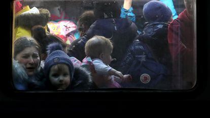 Mujeres y niños ucranios, en un tren que parte de la estación central de Lviv, con destino a Polonia, el 2 de marzo.