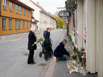 Varias personas dejan flores este lunes frente al estudio y la casa de la artista Hanne Englund, una de las víctimas de Kongsberg.
