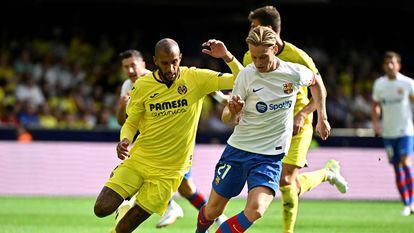 De Jong trata de zafarse de Capoué durante el partido de este domingo en Villarreal.