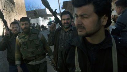 Rebeldes sirios con sus armas a cuestas en Binnish.