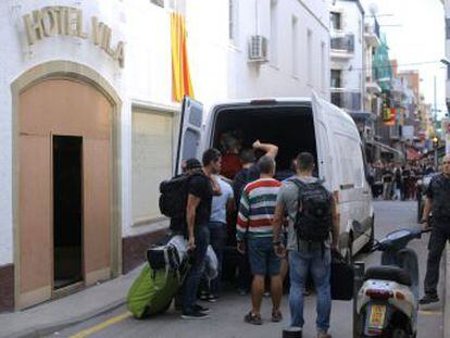 Varios agentes cargaron contra un grupo de personas que se concentraron ante su hotel y les increparon
