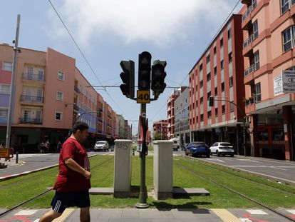 Un peatón cruza una calle de La Laguna (Tenerife) donde no funcionan los semáforos durante el apagón eléctrico que ha afectado este miércoles a la isla.