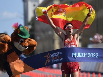 Miguel Ángel López cruza la línea de meta en Múnich como campeón de los 35 kilómetros marcha.