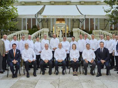 Foto de familia con 19 cocineros del club Chefs de Chefs, que este martes ofrecen una cena benéfica en el Mandarin Oriental Ritz.