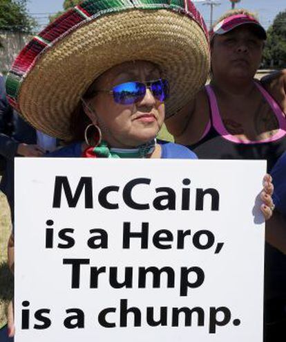 Una mujer protesta contra Trump en la frontera de Texas: "McCain es un héror, Trump es un idiota".