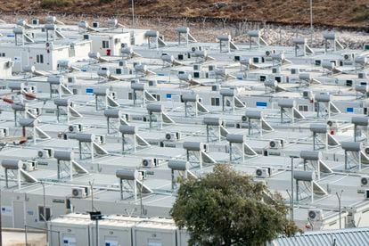 El Centro Cerrado de Acceso Controlado de Samos (Grecia) es un campo de refugiados financiado por la Unión Europea para acoger a solicitantes de asilo. 