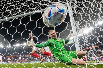 Kylian Mbappe marca el gol de la victoria frente al portero danés Kasper Schmeichel. 